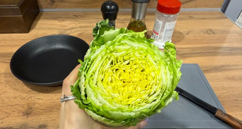 Салат с пекинской капустой и рыбными консервами: быстро, сытно и вкусно Салат с пекинской капустой и рыбными консервами: быстро, сытно и вкусно