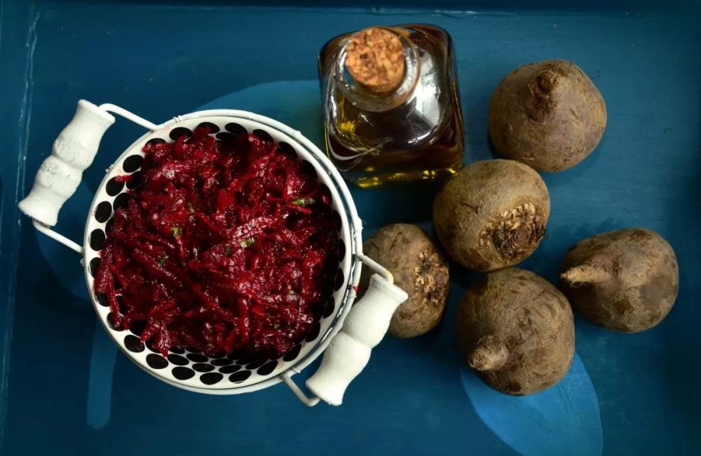 Свекольный салат с яблоком и оливками: новый взгляд на привычное блюдо Свекольный салат с яблоком и оливками: новый взгляд на привычное блюдо