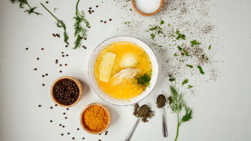 Как приготовить ароматный куриный бульон с янтарным цветом и мягким мясом Как приготовить ароматный куриный бульон с янтарным цветом и мягким мясом