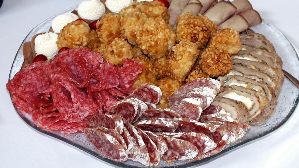 Как быстро и без хлопот убрать оболочку с вяленой колбасы Как быстро и без хлопот убрать оболочку с вяленой колбасы