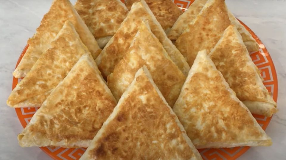 Маленькие пирожки-конвертики: хрустящая корочка и сочная начинка Маленькие пирожки-конвертики: хрустящая корочка и сочная начинка