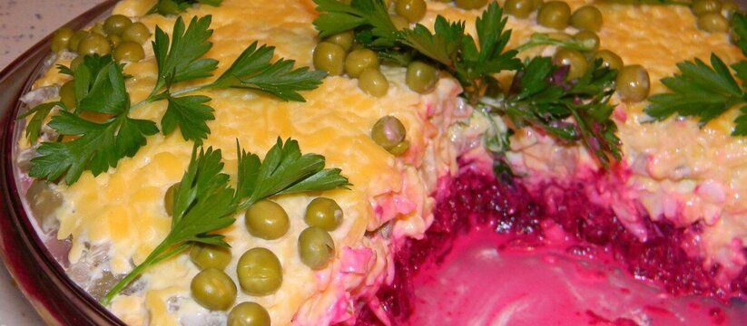 Салат «Простушка»: бюджетный рецепт с ярким вкусом Салат «Простушка»: бюджетный рецепт с ярким вкусом