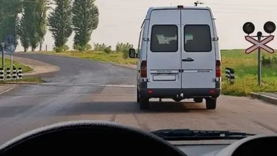 Когда можно обгонять после железнодорожного переезда: тест на знание ПДД Когда можно обгонять после железнодорожного переезда: тест на знание ПДД