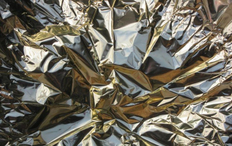 Волшебный шарик из фольги: как вернуть кухонной мойке первозданный вид Волшебный шарик из фольги: как вернуть кухонной мойке первозданный вид