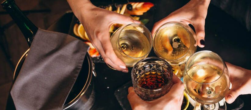 Алкоголь и праздники: скрытые угрозы для здоровья Алкоголь и праздники: скрытые угрозы для здоровья