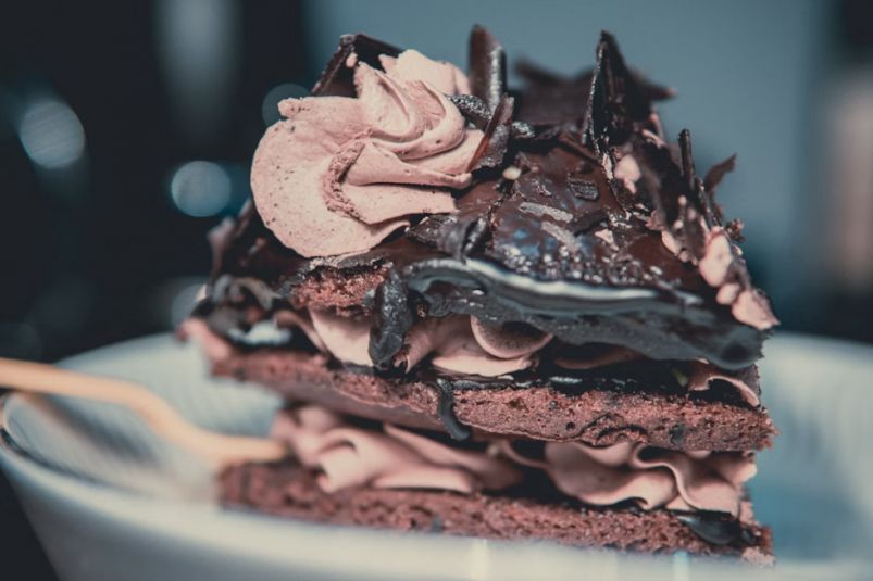Быстрый и вкусный торт «Сникерс» без духовки Быстрый и вкусный торт «Сникерс» без духовки