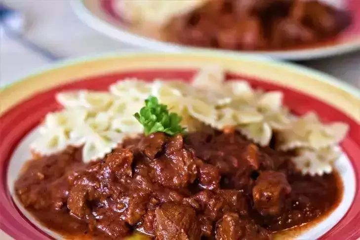 Секреты идеального гуляша: как сделать мясо нежным и сочным