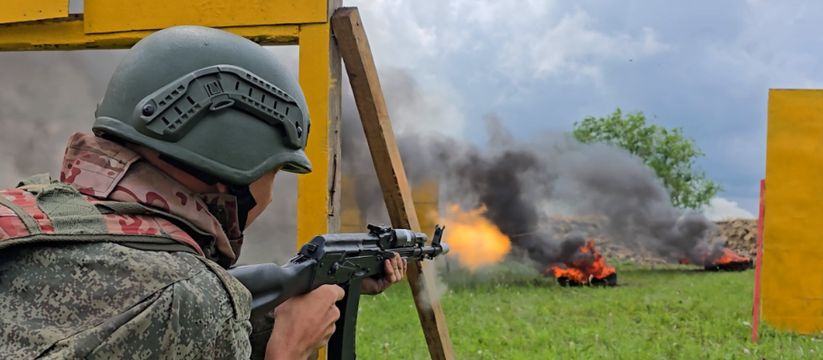 Испытания на пределе: молодые солдаты под Самарой проходят огненно-штурмовую полосу