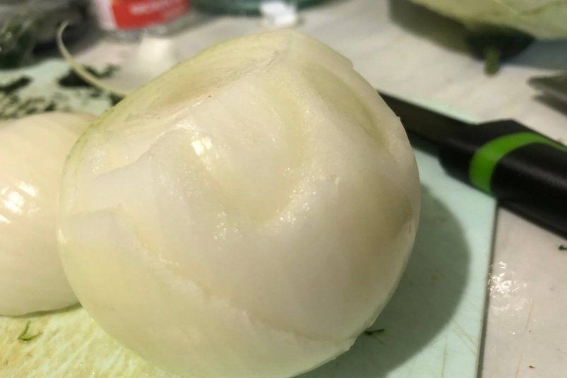 Как перестать плакать при нарезке лука: простой лайфхак