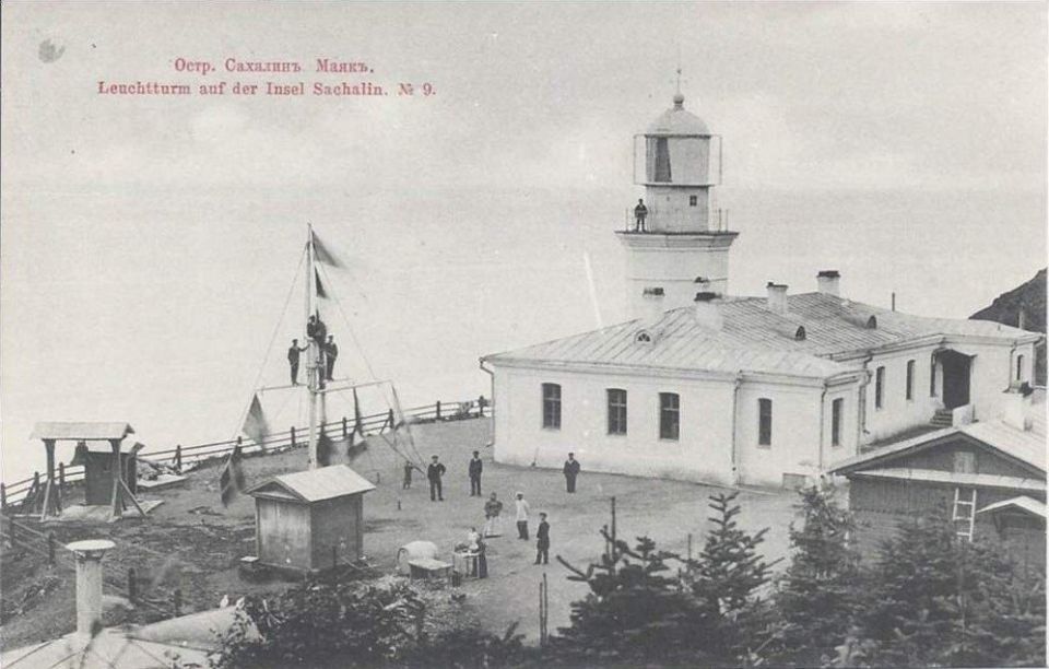 6 июля 1897 года в эксплуатацию был введён маяк Жонкиер