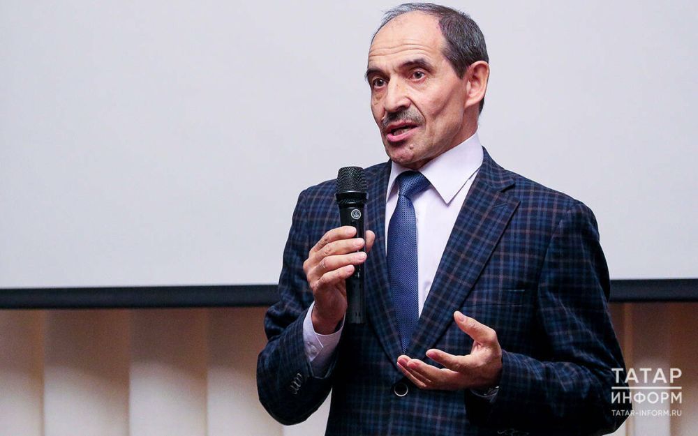 Литературовед Альфат Закирзянов: «Стихи Фатиха Карима – вершина окопной поэзии» Литературовед Альфат Закирзянов: «Стихи Фатиха Карима – вершина окопной поэзии»