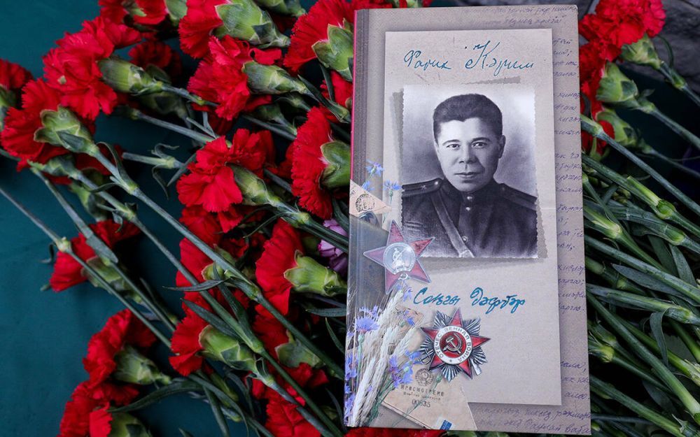 Литературовед Альфат Закирзянов: «Стихи Фатиха Карима – вершина окопной поэзии» Литературовед Альфат Закирзянов: «Стихи Фатиха Карима – вершина окопной поэзии»