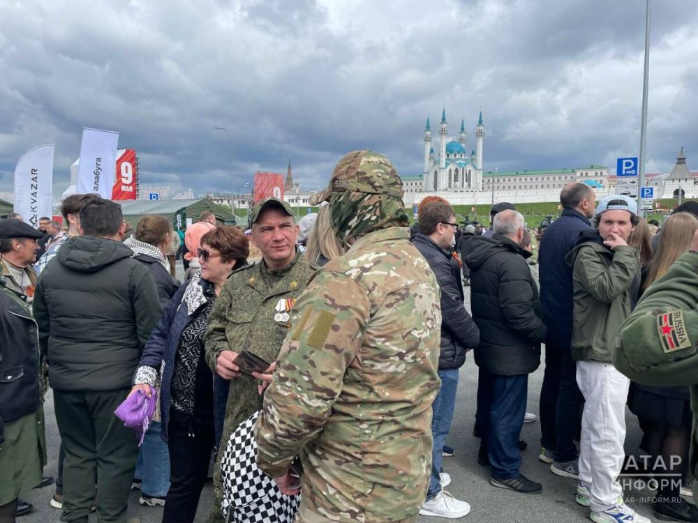 На параде в Татарстане открыли пункт набора в контрактную армию На параде в Татарстане открыли пункт набора в контрактную армию