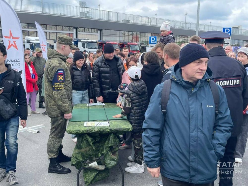 На параде в Татарстане открыли пункт набора в контрактную армию На параде в Татарстане открыли пункт набора в контрактную армию