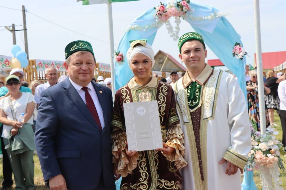 Свадебный вальс под небом Сабантуя: Салават и Алсу Минибаевы связали узы брака Свадебный вальс под небом Сабантуя: Салават и Алсу Минибаевы связали узы брака