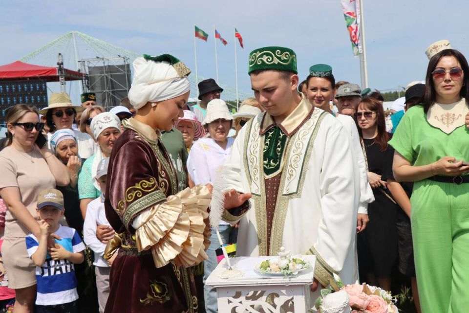 Свадебный вальс под небом Сабантуя: Салават и Алсу Минибаевы связали узы брака Свадебный вальс под небом Сабантуя: Салават и Алсу Минибаевы связали узы брака