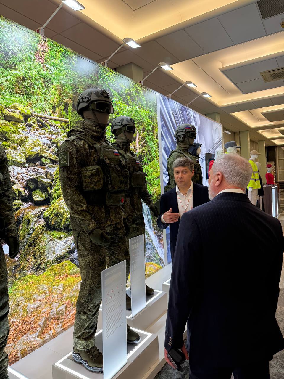 Алексей Журавлев: Сегодня в ГД РФ обсуждали вопрос снабжения наших солдат и офицеров формой российского производства - в фойе выставка новых образцов, многие из которых, надо сказать, весьма удачны Алексей Журавлев: Сегодня в ГД РФ обсуждали вопрос снабжения наших солдат и офицеров формой российского производства - в фойе выставка новых образцов, многие из которых, надо сказать, весьма удачны