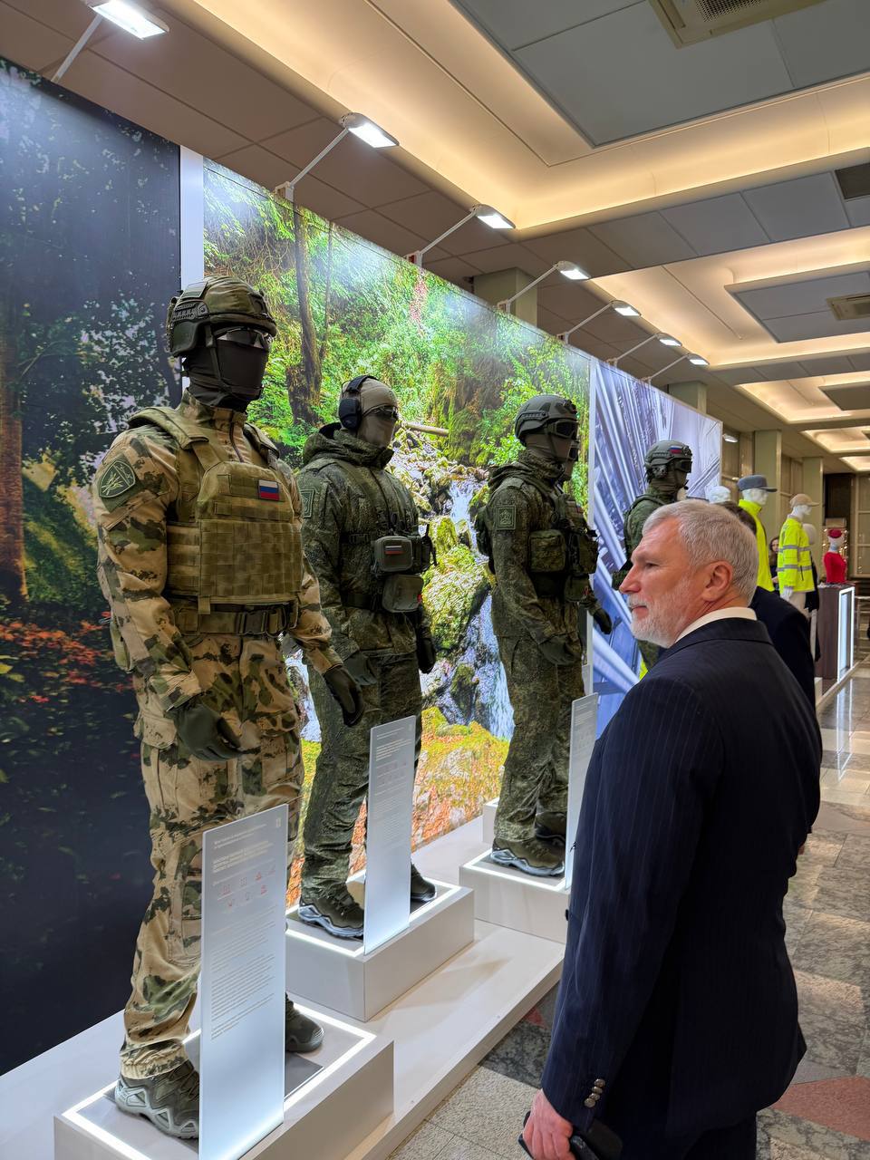 Алексей Журавлев: Сегодня в ГД РФ обсуждали вопрос снабжения наших солдат и офицеров формой российского производства - в фойе выставка новых образцов, многие из которых, надо сказать, весьма удачны Алексей Журавлев: Сегодня в ГД РФ обсуждали вопрос снабжения наших солдат и офицеров формой российского производства - в фойе выставка новых образцов, многие из которых, надо сказать, весьма удачны