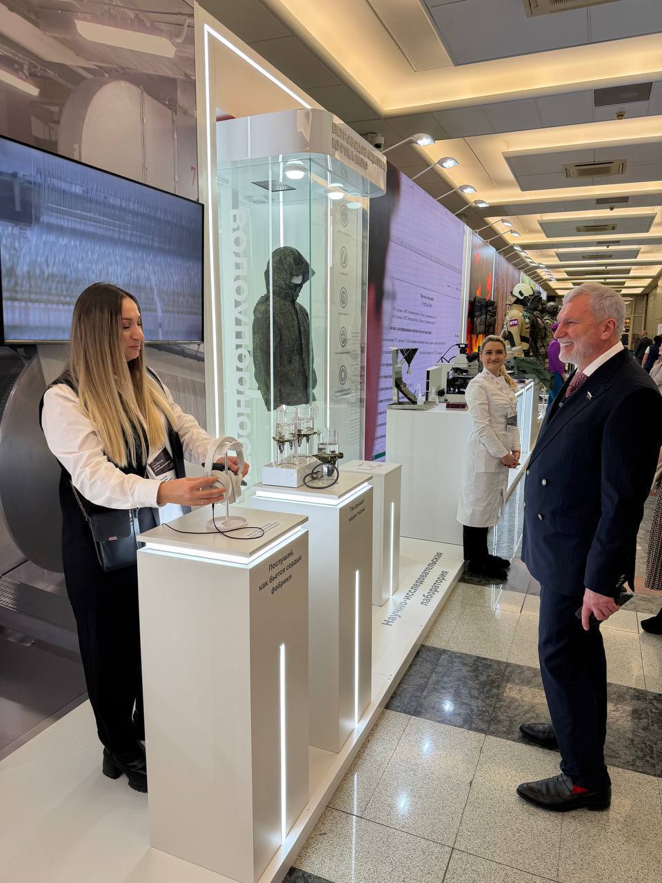 Алексей Журавлев: Сегодня в ГД РФ обсуждали вопрос снабжения наших солдат и офицеров формой российского производства - в фойе выставка новых образцов, многие из которых, надо сказать, весьма удачны Алексей Журавлев: Сегодня в ГД РФ обсуждали вопрос снабжения наших солдат и офицеров формой российского производства - в фойе выставка новых образцов, многие из которых, надо сказать, весьма удачны