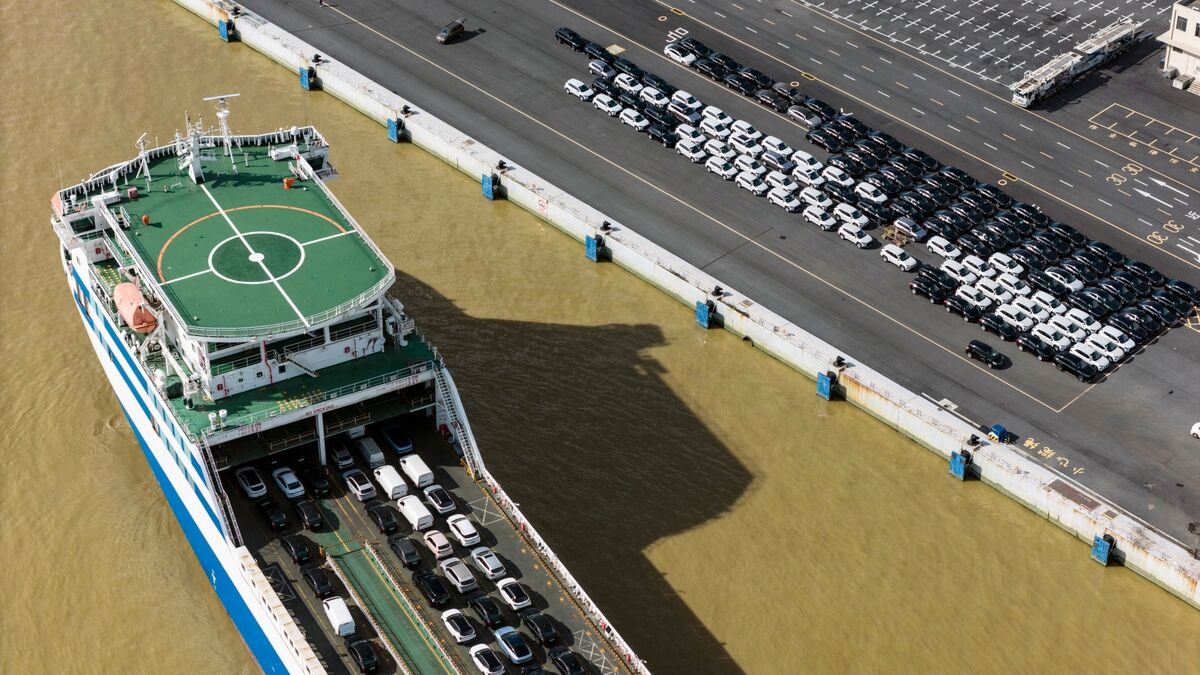 Евгений Попов: Китайский экспорт ведет страну к конфликту с Европой — Bloomberg